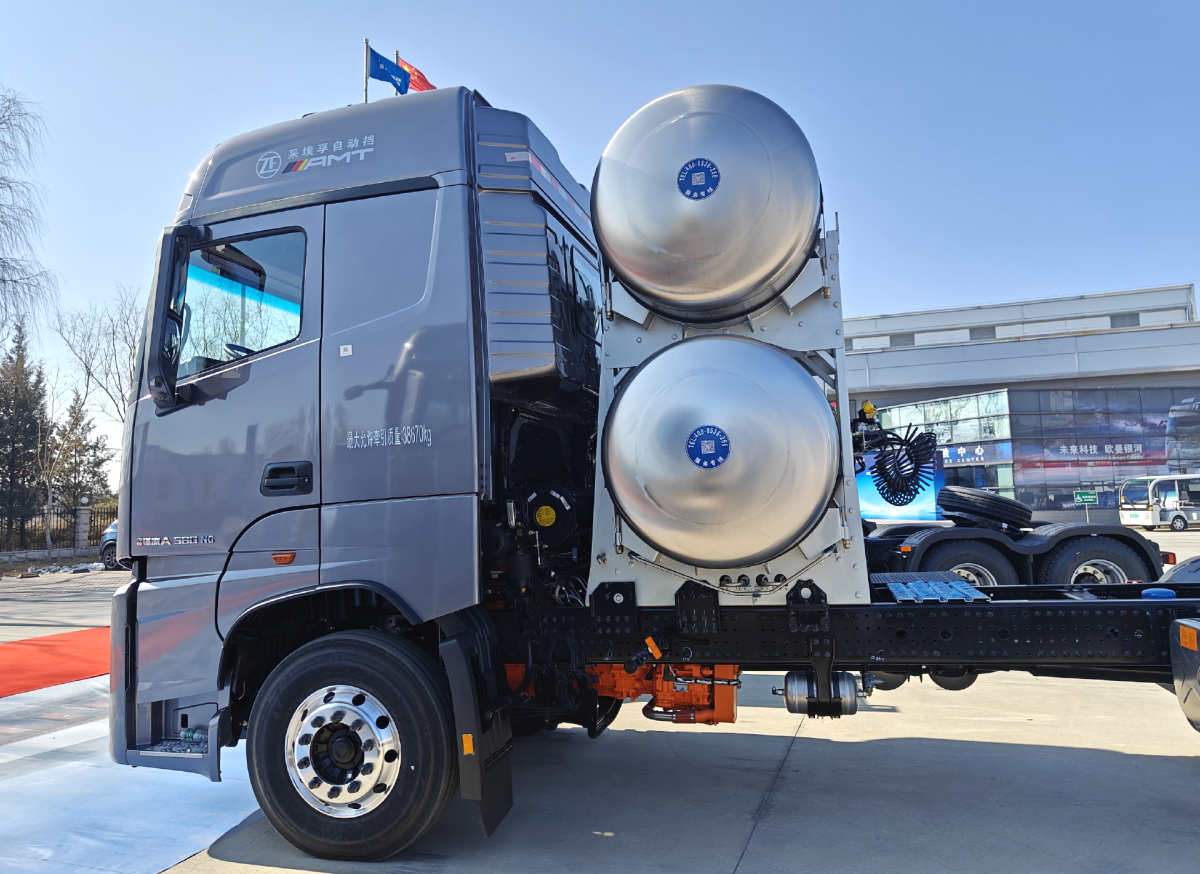 欧曼est星辉版快递牵引车 打造天然气重卡高价值解决方案