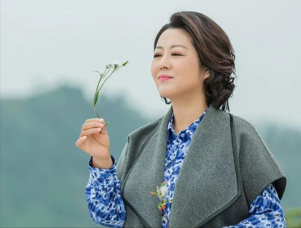 回顾王茜华追夫千里二婚嫁导演43岁冒险产子风光背后有心酸