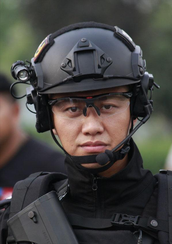 回顾39岁赵荀从李二牛改成花美男他的骨盆用3颗钉子挂在腰上