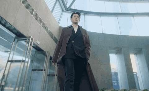 尖嘴猴腮别硬演富豪角色这5位男明星站那就是人间富贵竹