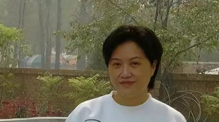 有一次,学校举办晚会时,王红蕾去找父亲,遇到李洪涛.