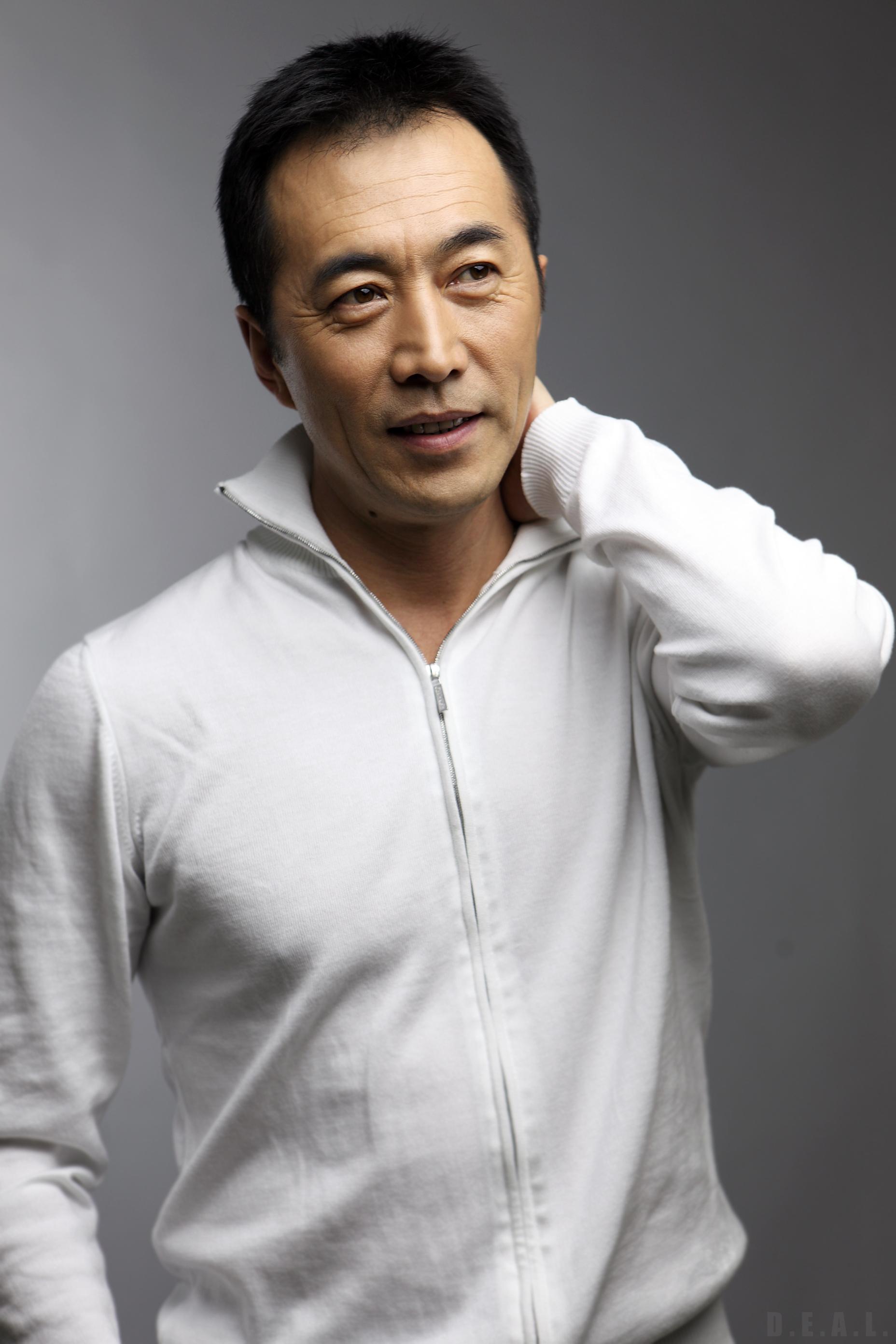 回顾郑晓宁爱慕萨日娜20年却两度娶娇妻今62岁下场太凄惨