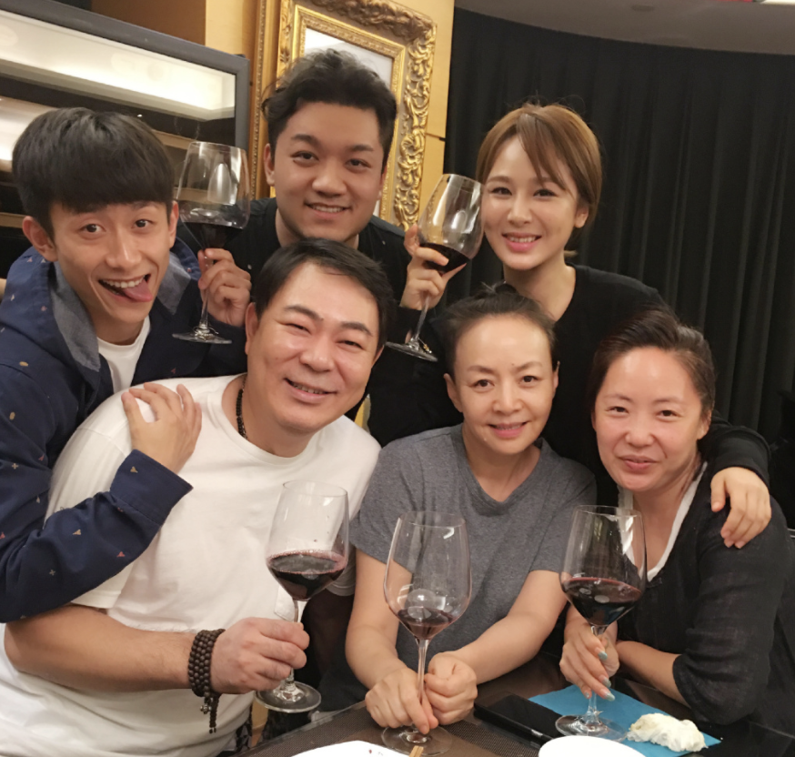 不过那时高亚麟还是单身,刚刚30出头,杨紫和张一山已经11岁,小弟弟也