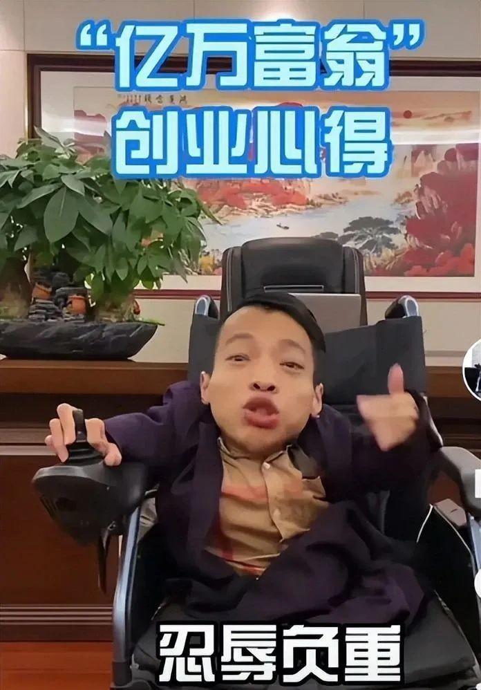 回顾袖珍总裁李创利高80厘米坐婴儿车上亿身家连娶两任美娇娘