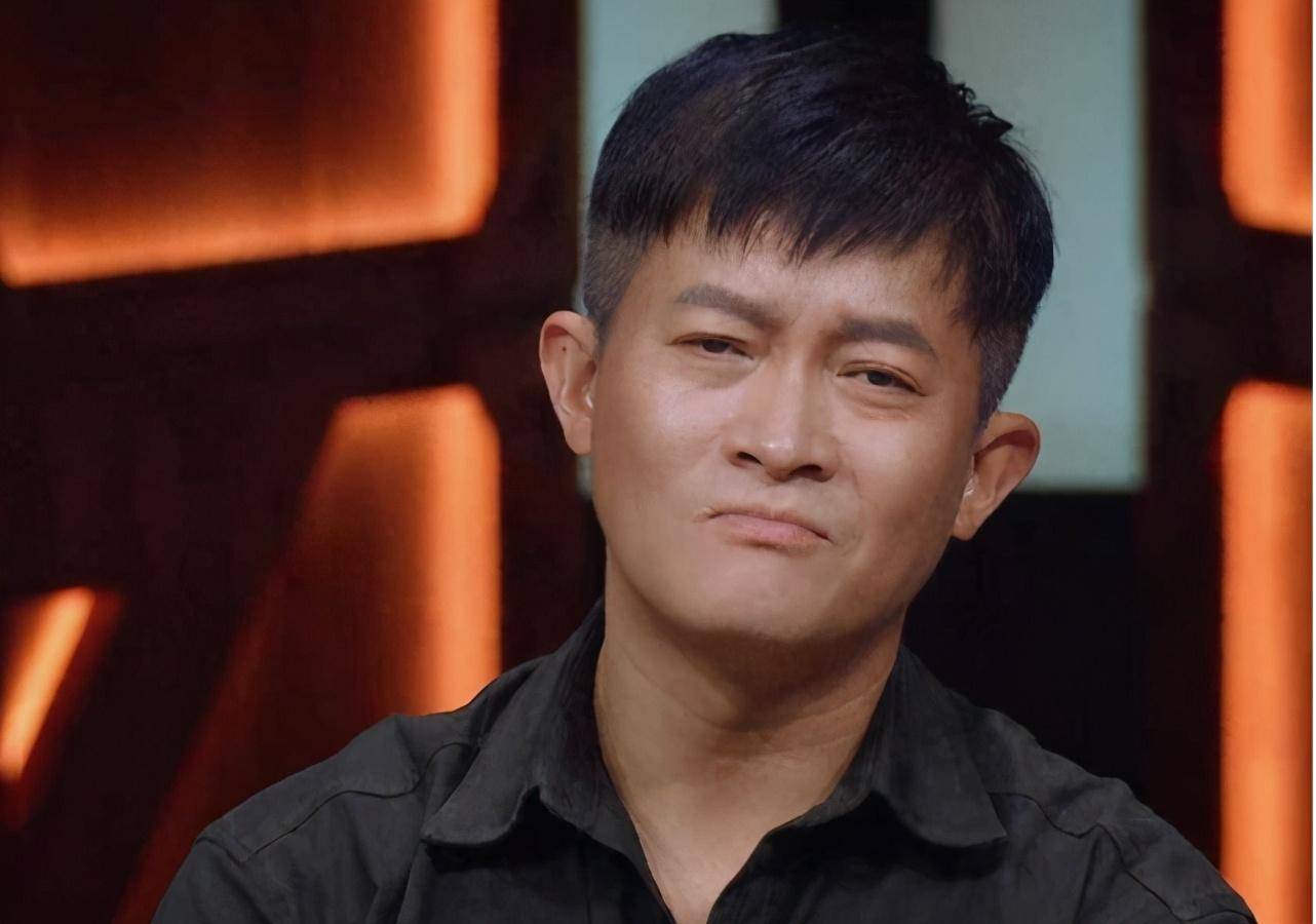 回顾杨志刚拍戏时死里逃生被毁容我亲哥是导演硬捧我17年