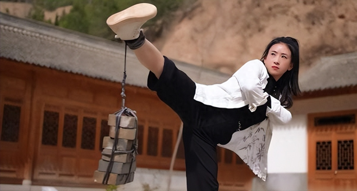 张含亮出生在甘肃武山的一个武术世家,父亲张鸿谋就是一名武术大师,正