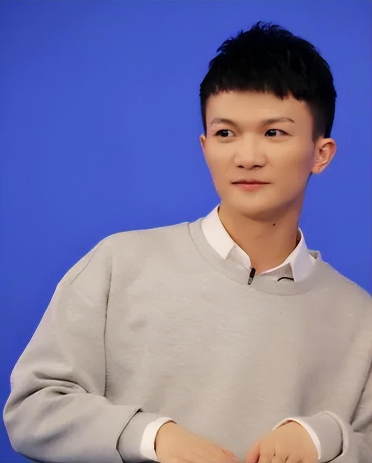 回顾周深从雌雄莫辩到央视御用歌手31岁他令人刮目相看