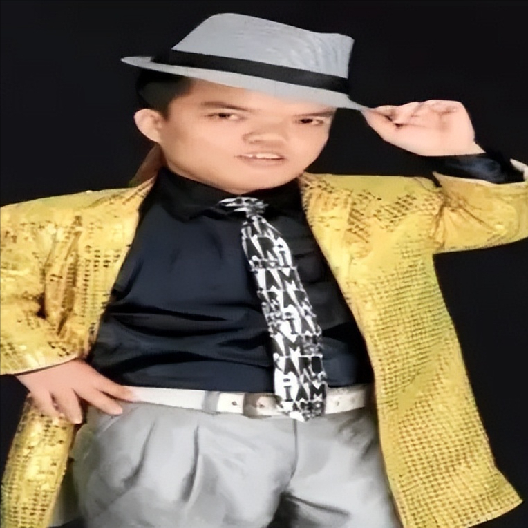 回顾20岁美少女执意嫁网红侏儒结婚10年生两个孩子现在生活怎样