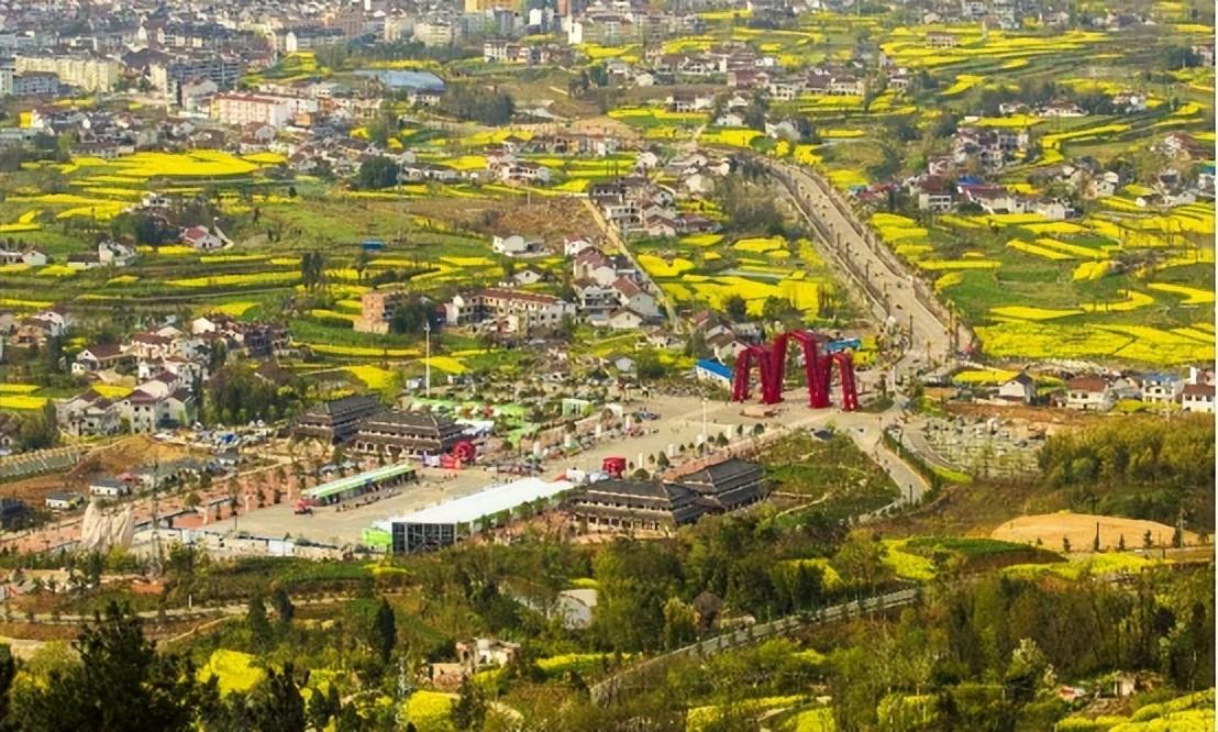 而且除了物质上的匮乏之外,离开营山县前,杨小丽也一直生活在旁人的