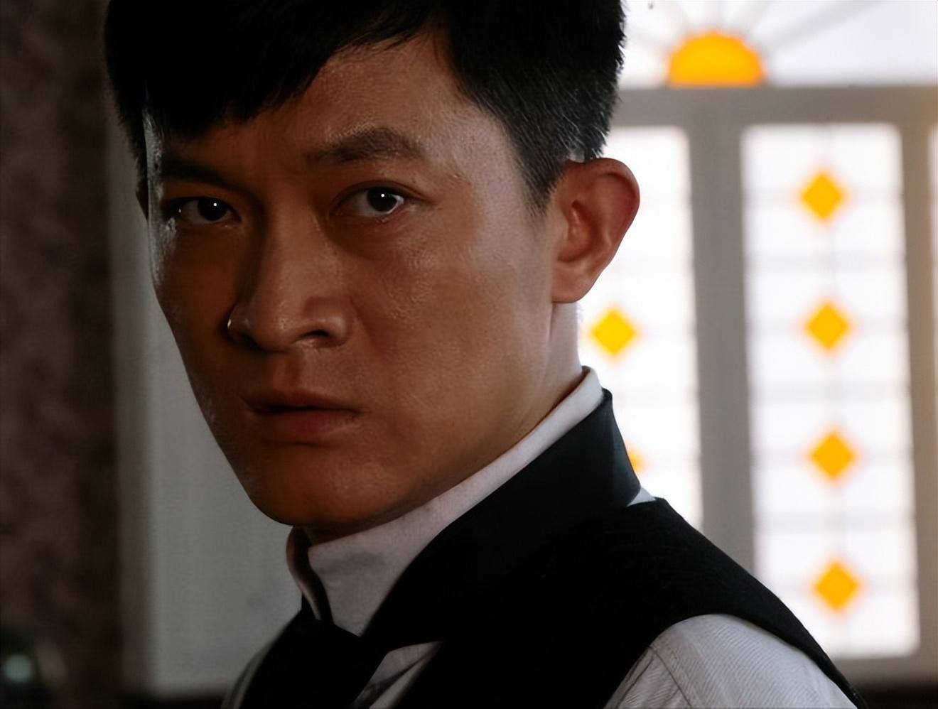 回顾杨志刚拍戏时死里逃生被毁容我亲哥是导演硬捧我17年