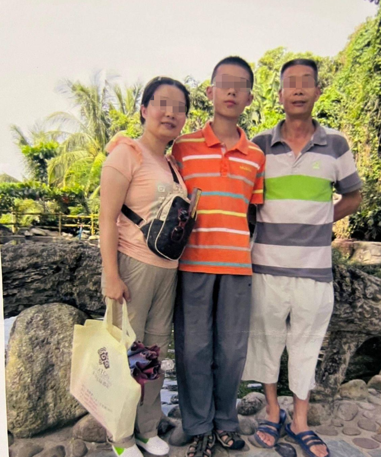 尹嘉恒,出生于2000年,就读于贵州双阳中学,是一名初三学生.