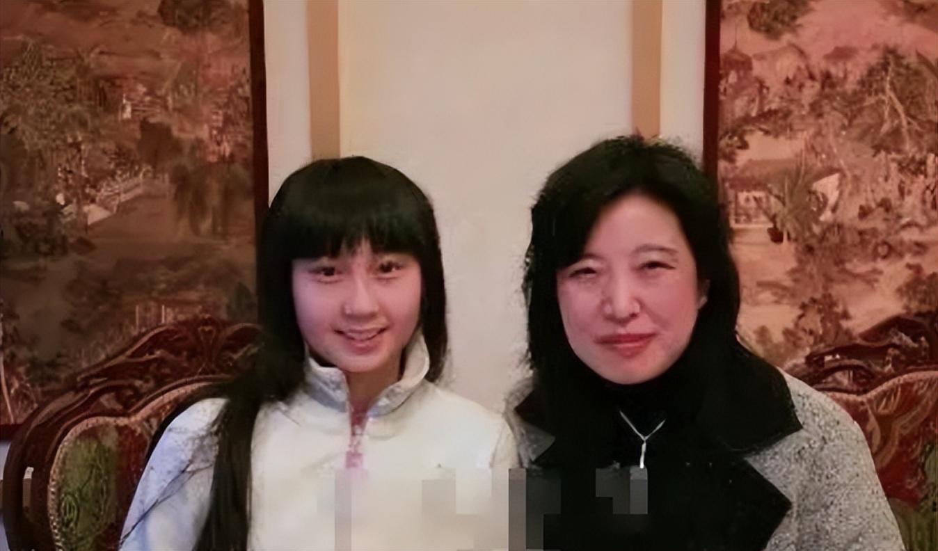 回顾水亦诗14岁父母离异25岁进央视工作如今将继母当闺蜜