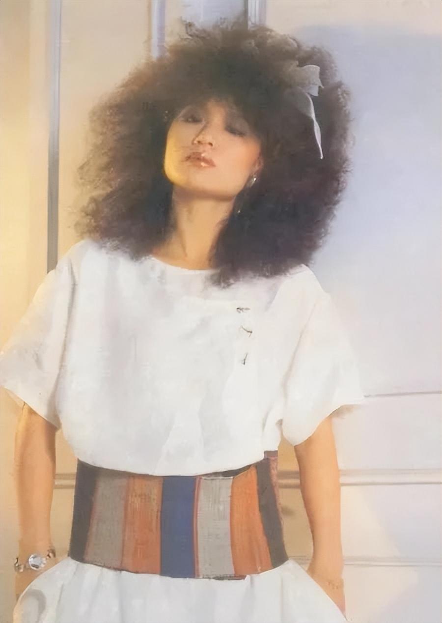 1952年,比莉出生在中国台湾一个殷实的家庭,她原名叫王雪娥.