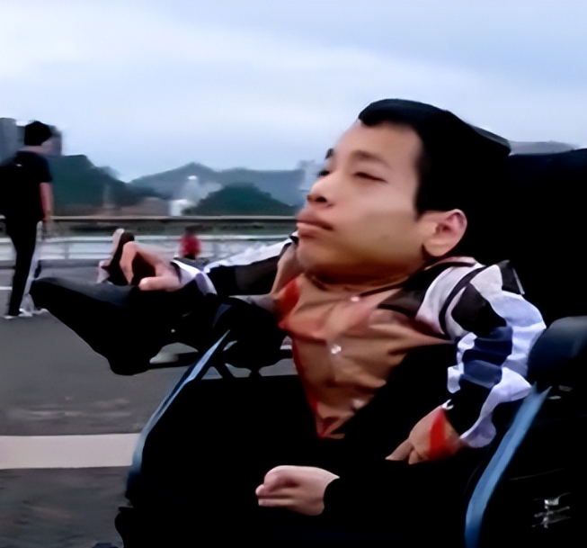 回顾袖珍总裁李创利高80厘米坐婴儿车上亿身家连娶两任美娇娘