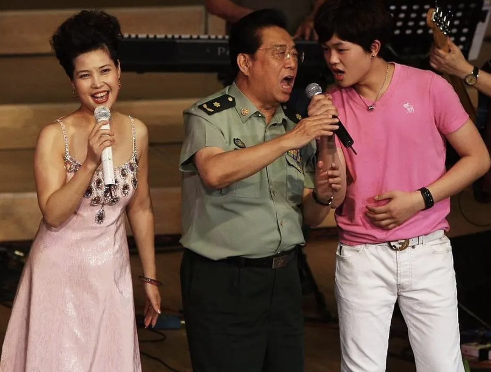 回顾李双江大儿子李贺未得到过父爱今不计前嫌孝顺父亲和继母