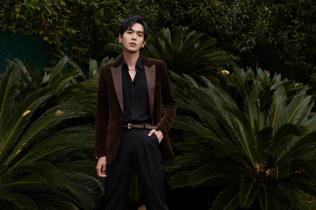 回顾张若昀缺失的亲情童年很苦涩自己的伤痛被唐艺昕治愈