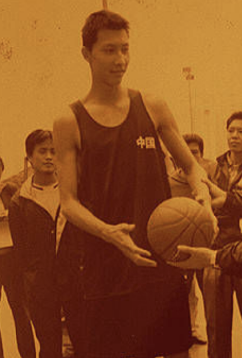 易建联的父母曾经都是运动员,父亲是易景流,身高191cm,是一名手球运动