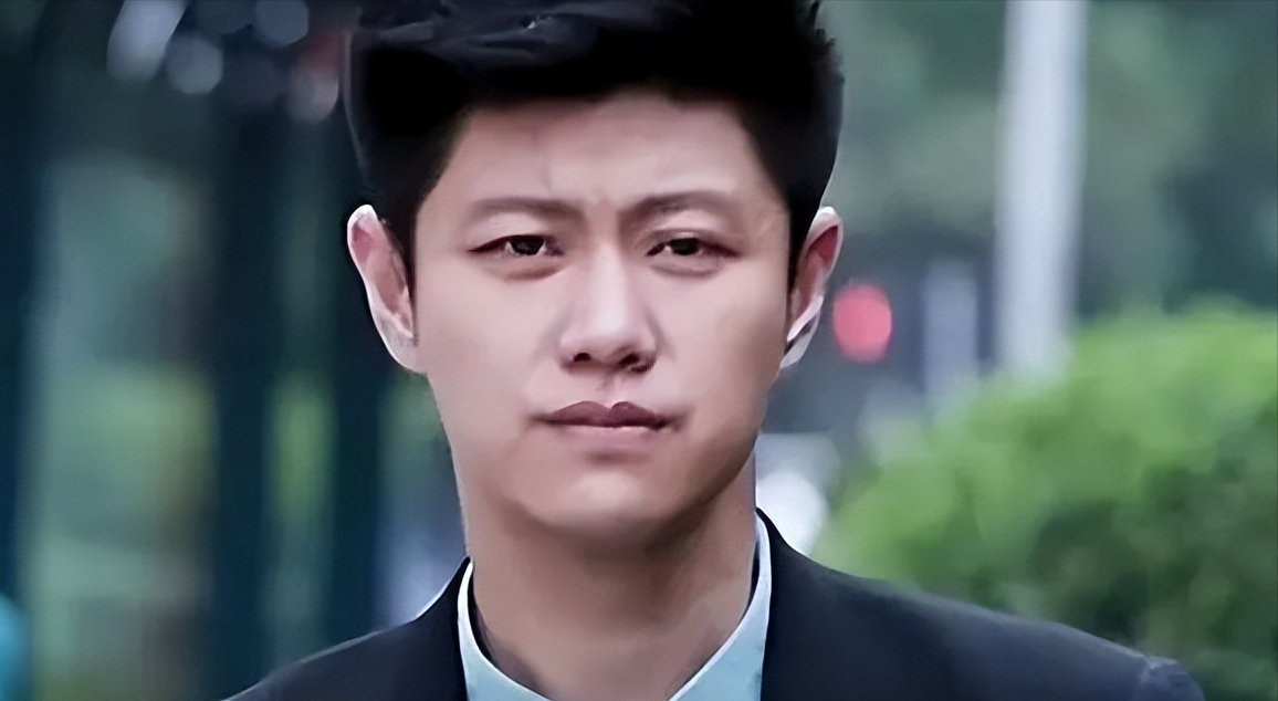 回顾39岁赵荀从李二牛改成花美男他的骨盆用3颗钉子挂在腰上