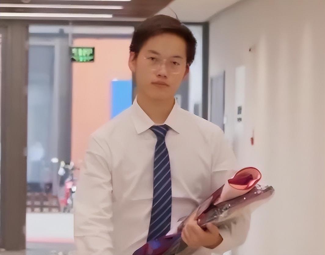 回顾"搬砖小伙"林万东:高考713分,被嘲考上清华也没用,现在咋样