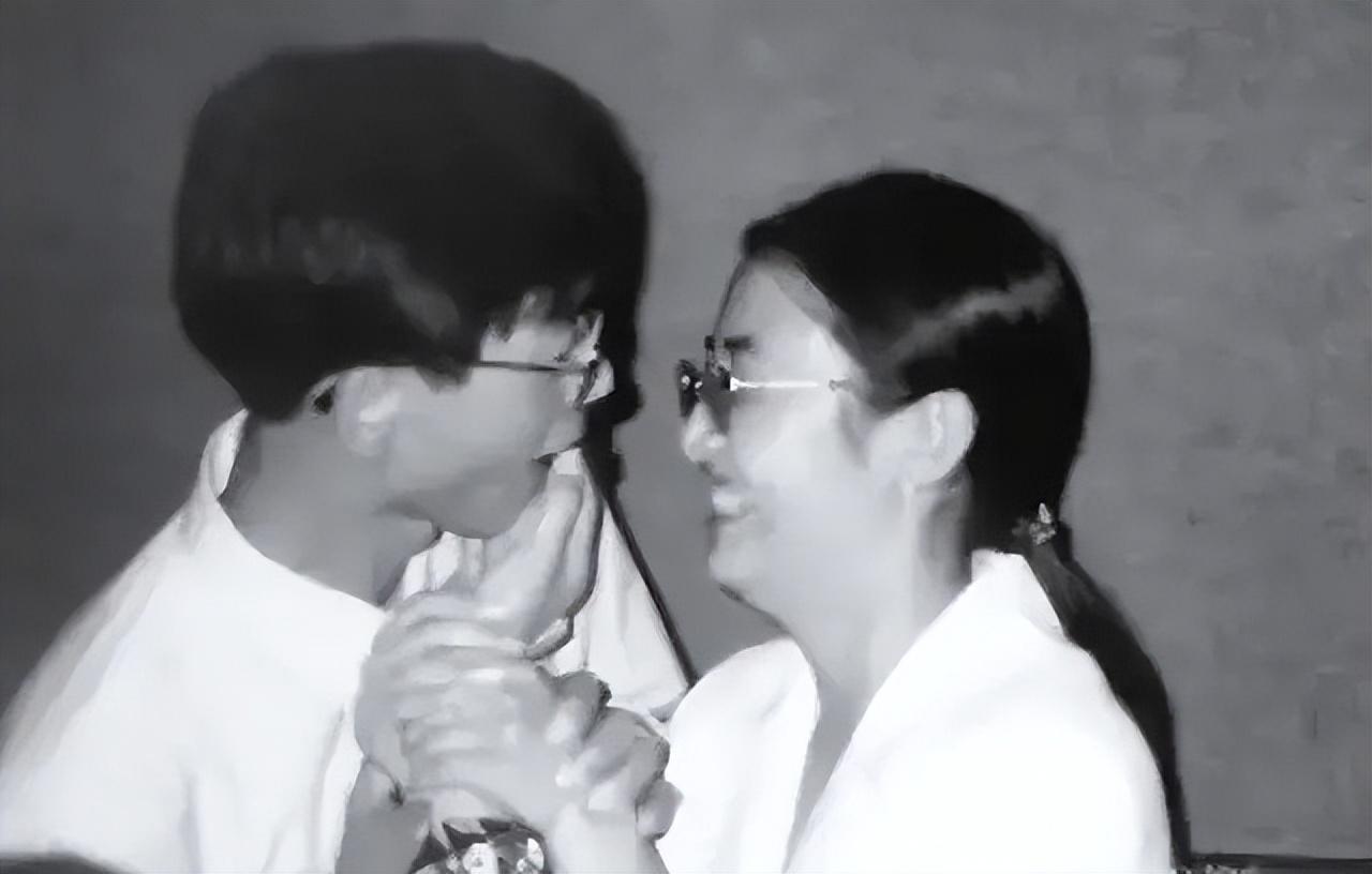 1999年许杏虎朱颖夫妇在北约轰炸中牺牲后来家乡改名杏虎村