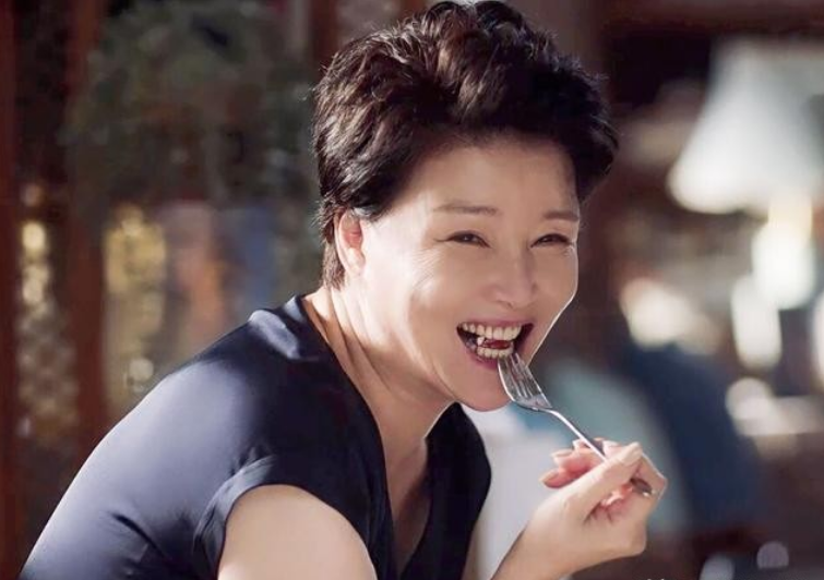 回顾国民妈妈朱茵自己婚姻失败对女儿有愧疚老年终获幸福