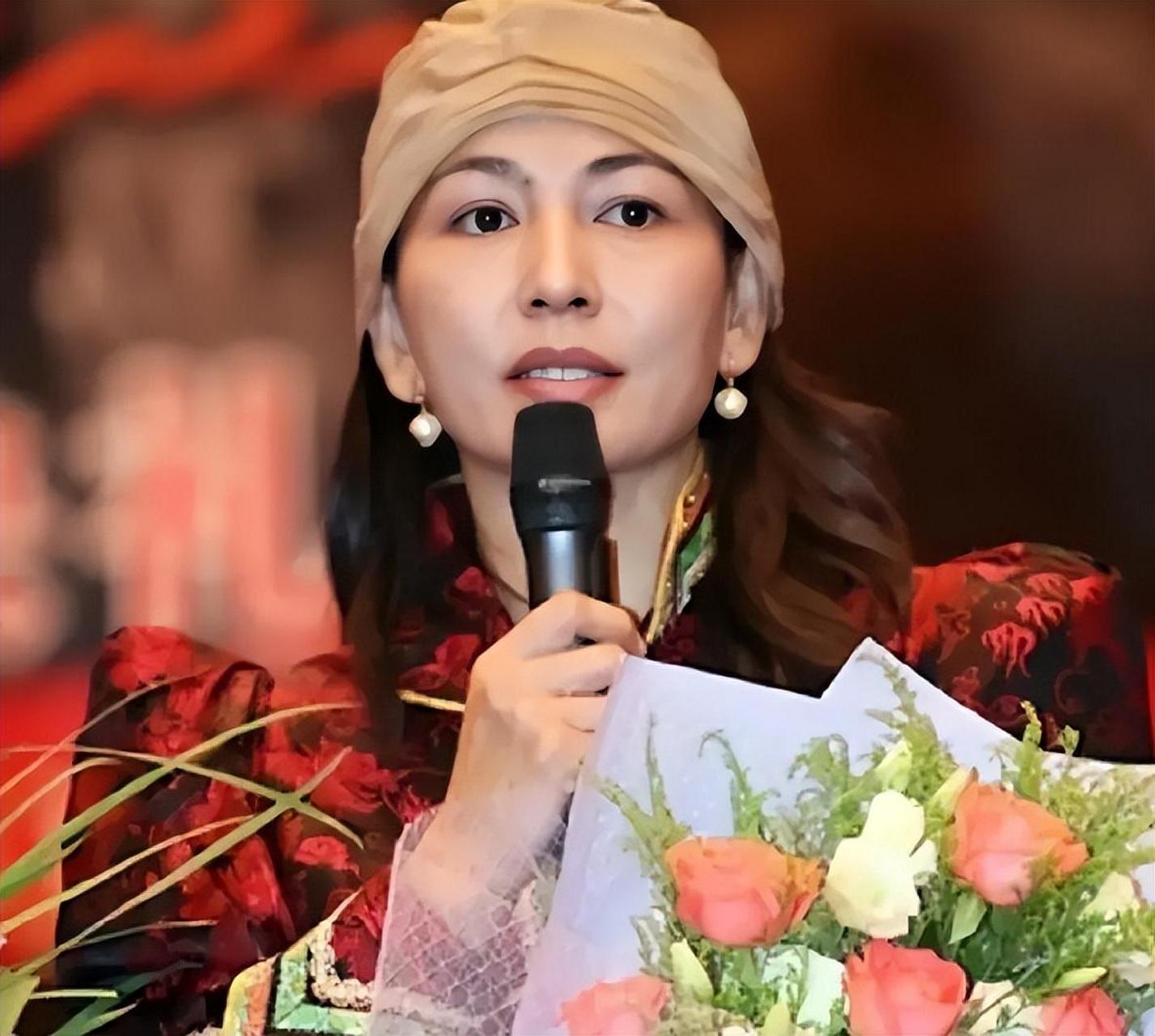 艾丽娅是《平凡之路》中的张如梅,是位实力派演员,虽然生活低调但演技