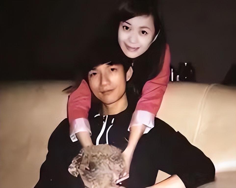 在酒吧驻场期间,陈楚生在一次朋友聚会中结识了女友刘云.