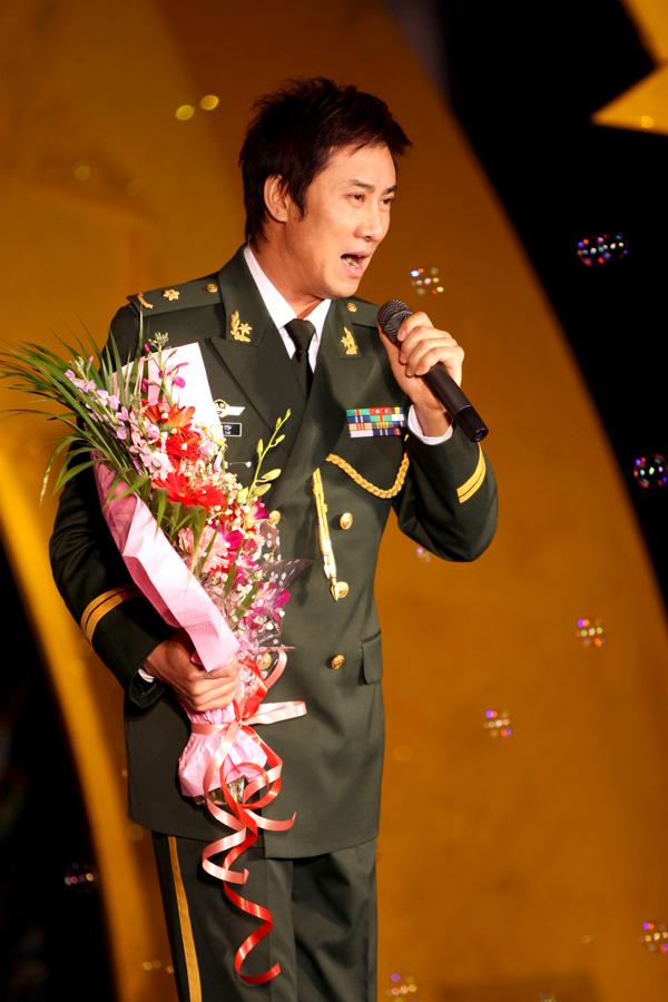 回顾歌手江涛:穷小子娶富家女,大火后不变心,始终把妻子当成宝