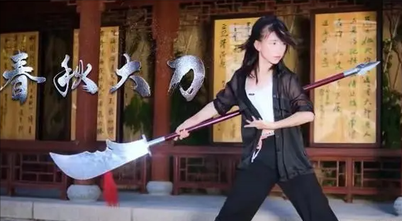 张含亮出生在甘肃武山的一个武术世家,父亲张鸿谋就是一名武术大师,正