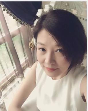 回顾哈文丈夫李咏病逝后我依然是李家儿媳妇待公婆如亲生父母