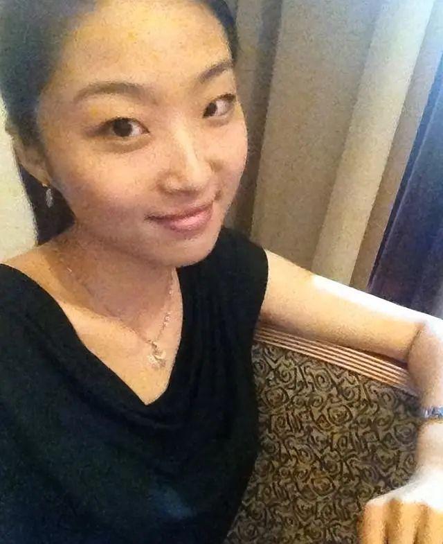 回顾主持人马翩然25岁被男友杀害28个月才安葬父母痛不欲生