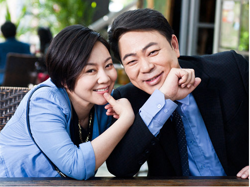 回顾高亚麟为拍戏抵押房子娶小11岁妻子结婚前先送房