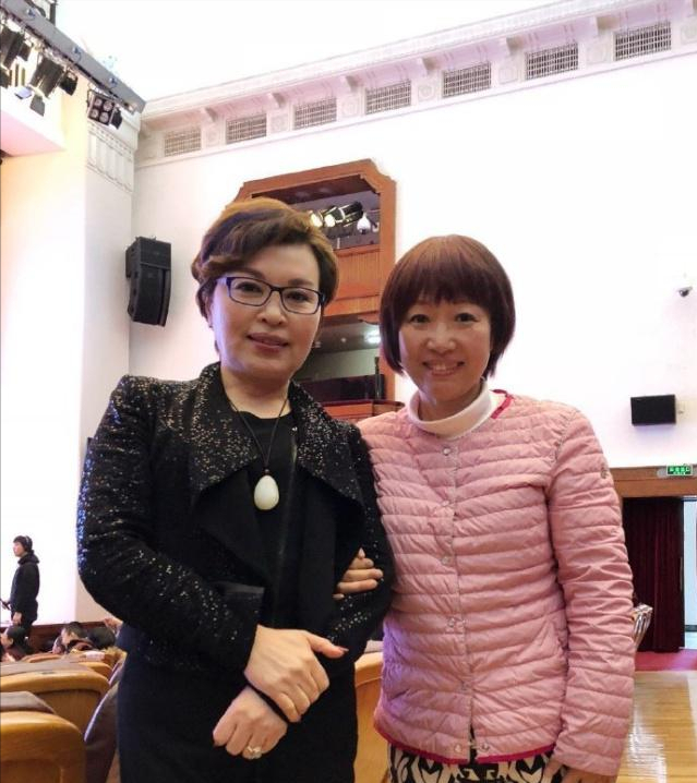 回顾央视李瑞英工作28年零失误听闻儿子坠楼她含泪说出一句话