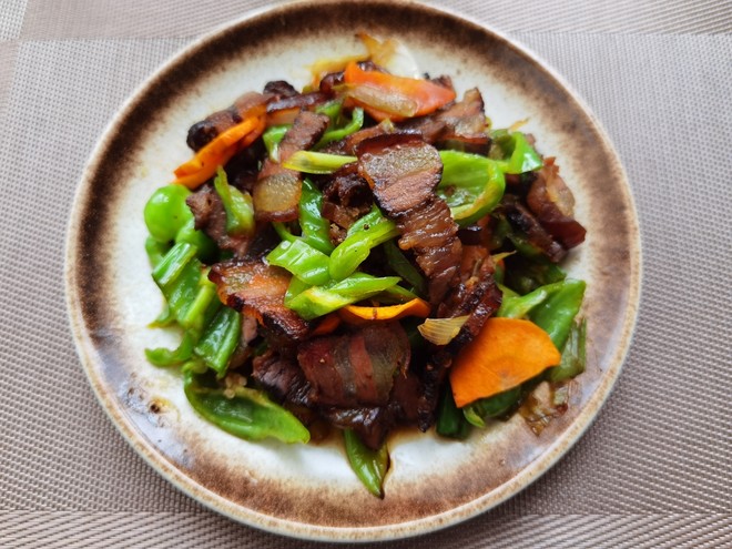 春季开胃菜,尖椒炒腊肉,香辣入味吃不腻!来看看怎么做