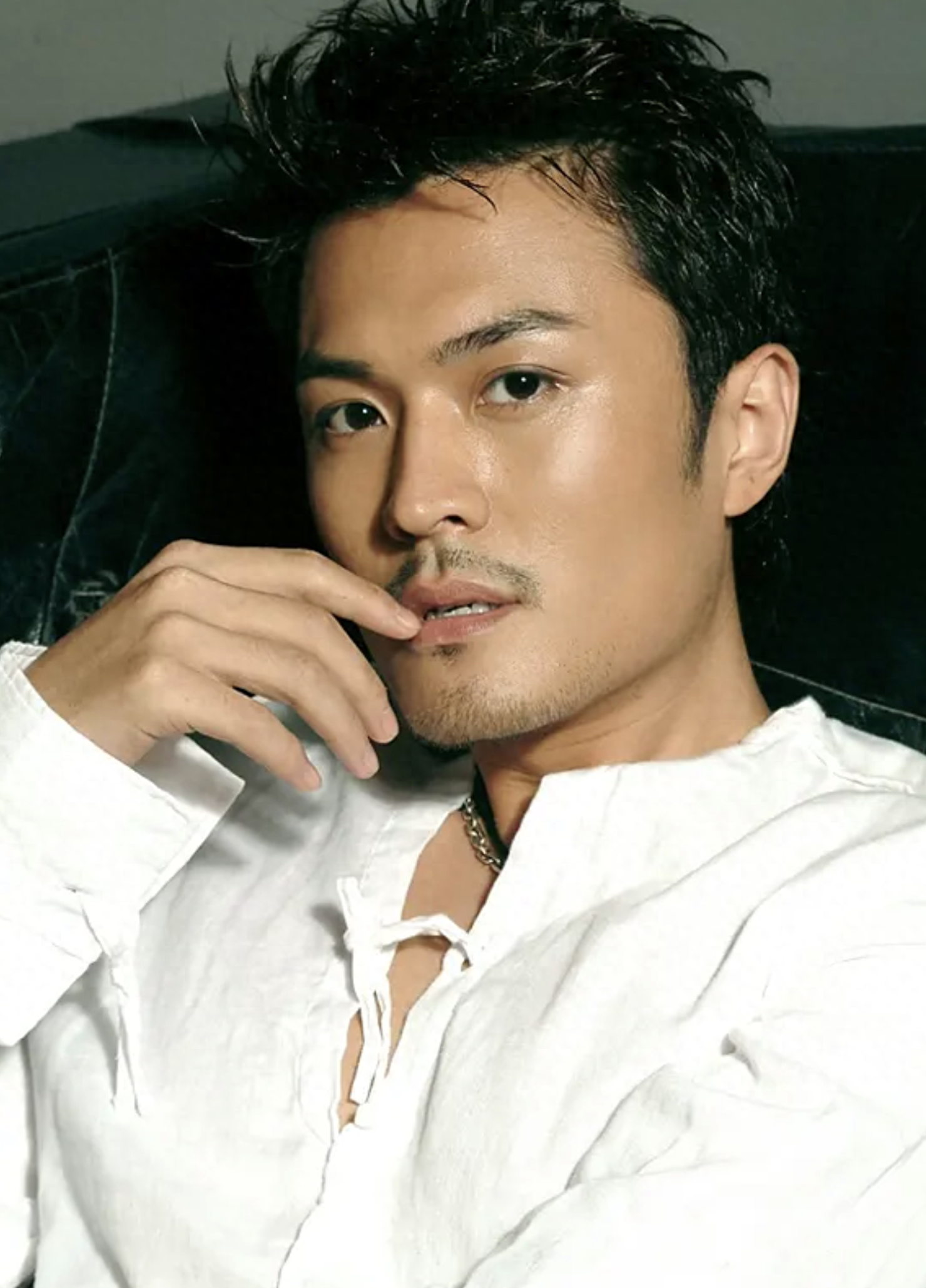 回顾演员于小伟前女友是高圆圆娶了普通妻子日子平淡又幸福