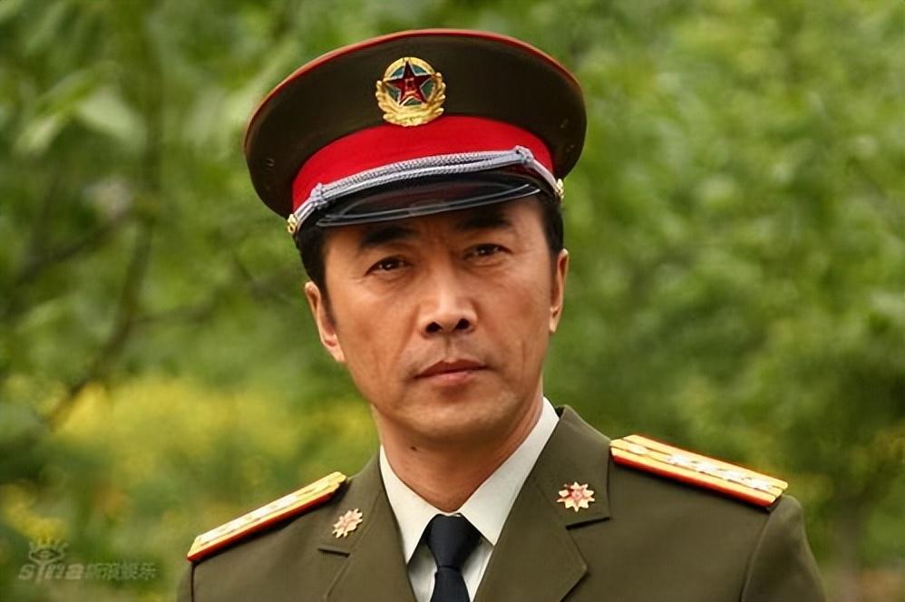 回顾郑晓宁爱慕萨日娜20年却两度娶娇妻今62岁下场太凄惨