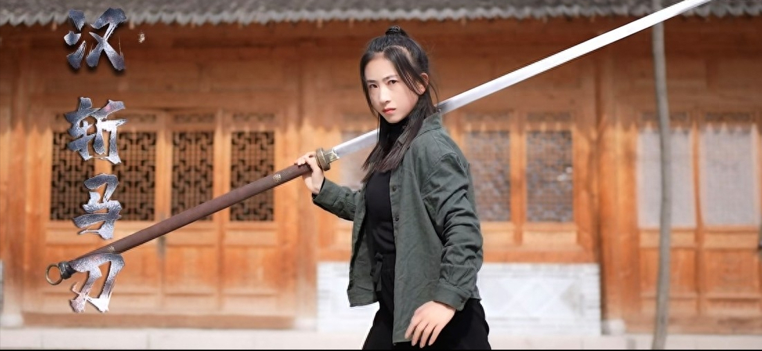 张含亮出生在甘肃武山的一个武术世家,父亲张鸿谋就是一名武术大师,正