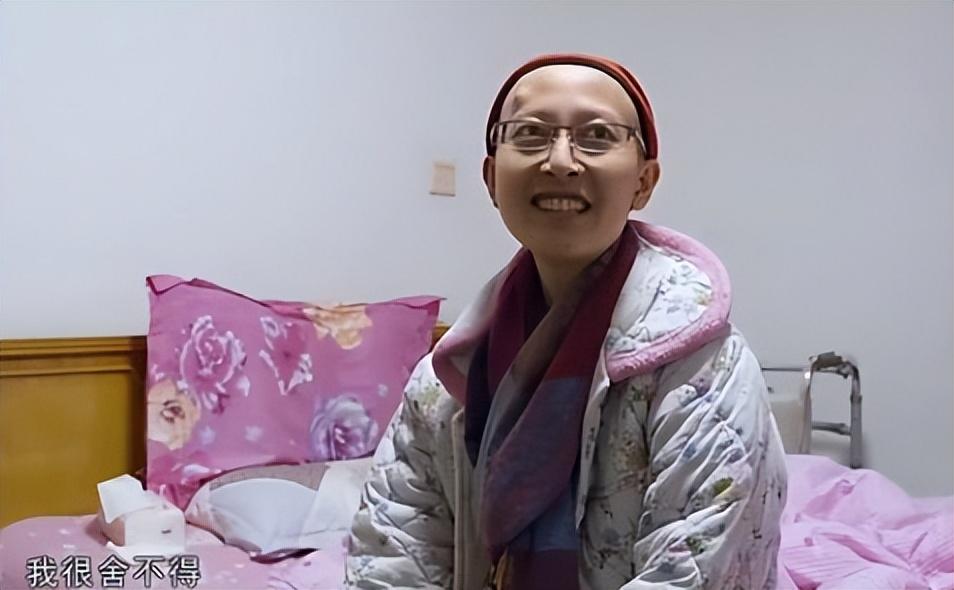 张丽君开始做化疗了,她的头发开始一缕一缕的掉落,看着过去自己长发