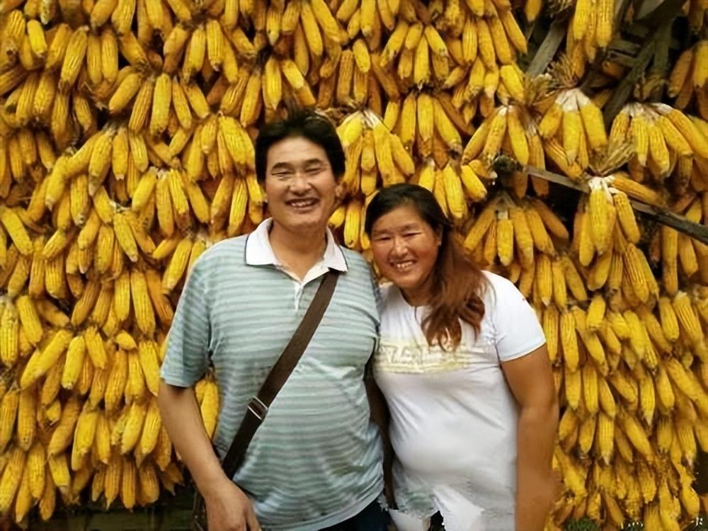 回顾朱之文:16岁工地搬砖,42岁一炮而红,离不开背后贵人相助