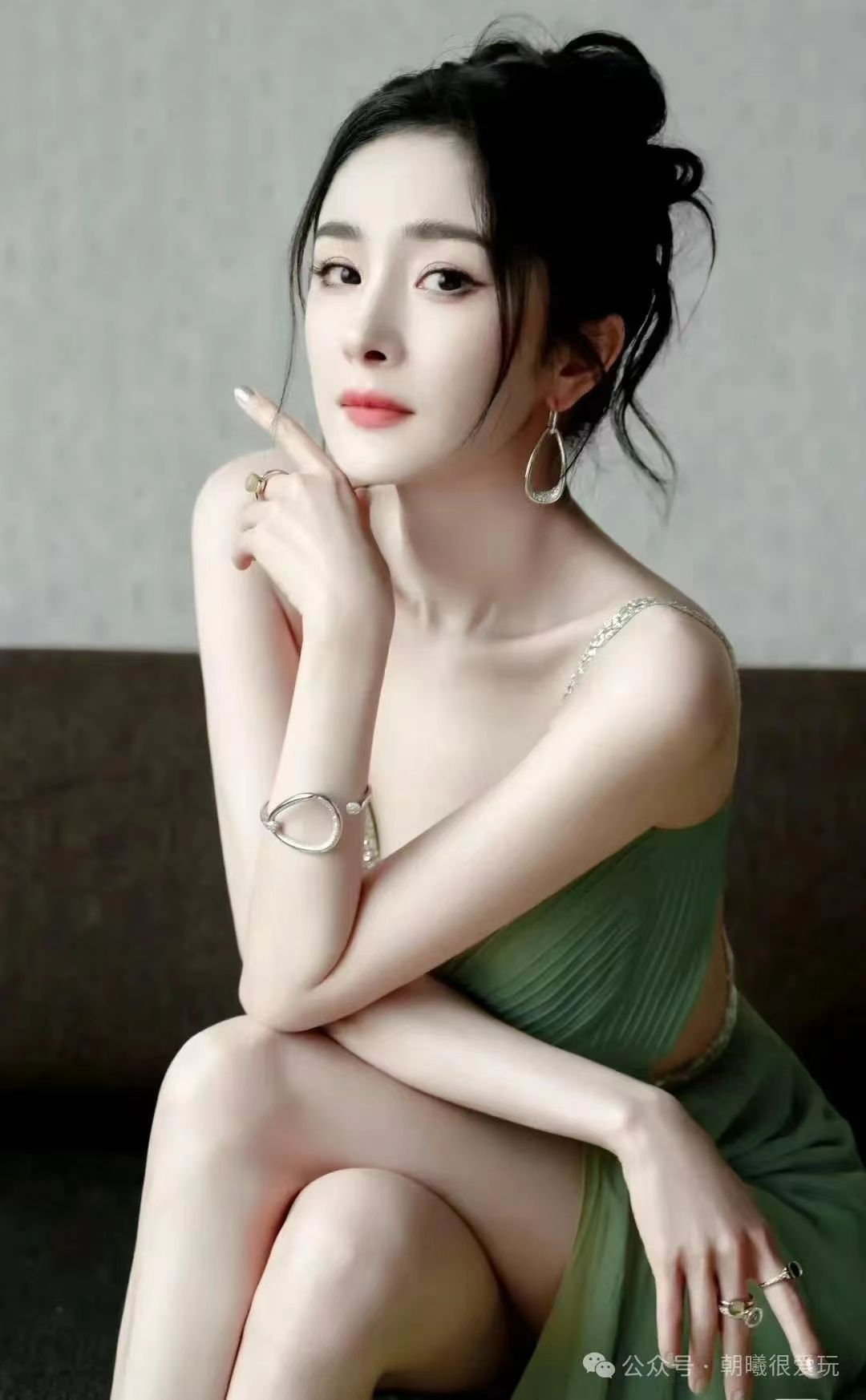 杨幂写真集青丝睡袍展现绝美姿态