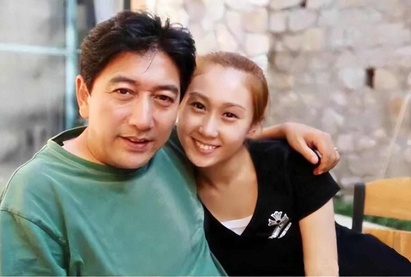 回顾水亦诗14岁父母离异25岁进央视工作如今将继母当闺蜜