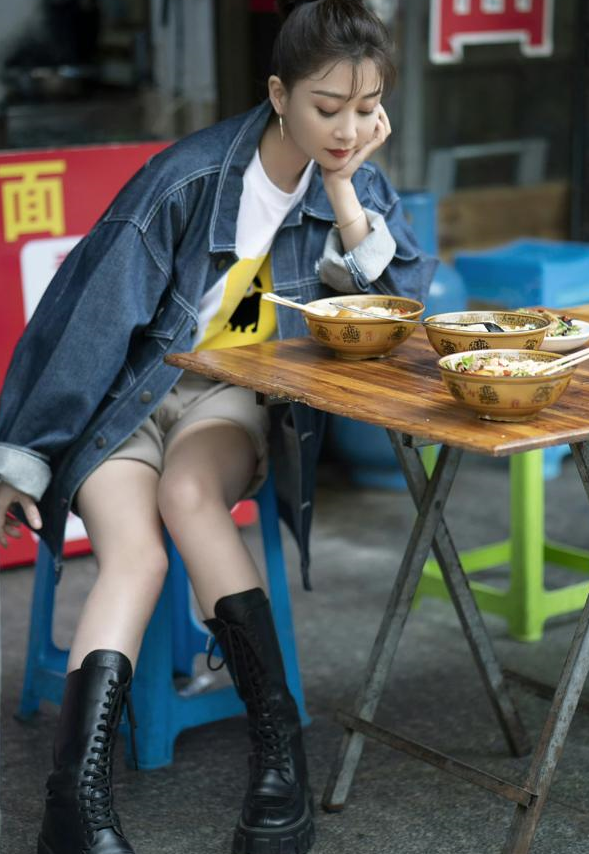 殷桃扎"高马尾"也太美了吧!穿牛仔外套 马丁靴,美得像24岁