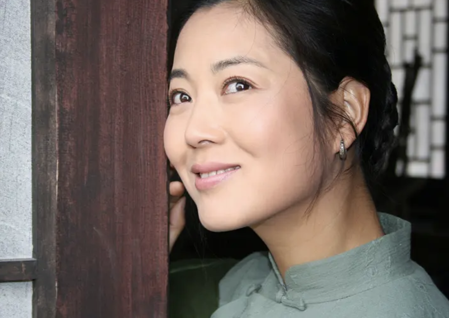 回顾演员王茜华被梅婷抢了角色高龄生子二婚丈夫将她宠成宝