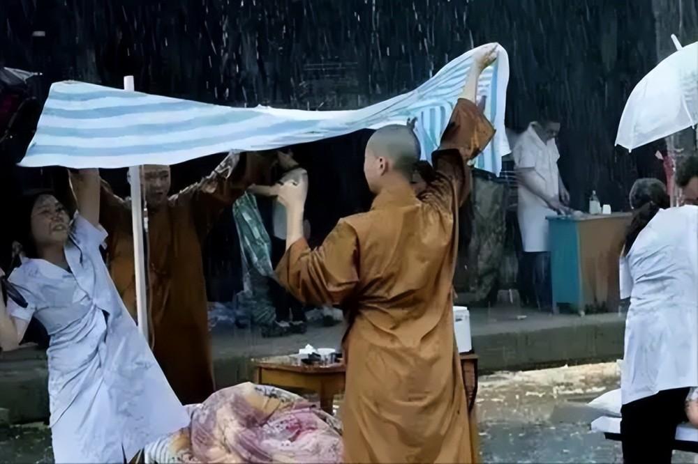 回顾:汶川地震高僧破三戒收留孕妇,诞生108名罗汉娃后来如何