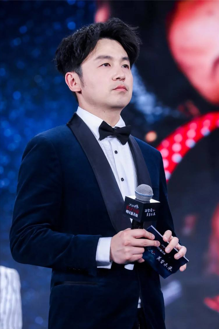 回顾雷佳音因初恋女友15岁辍学与大学同学结婚育有一女太幸福