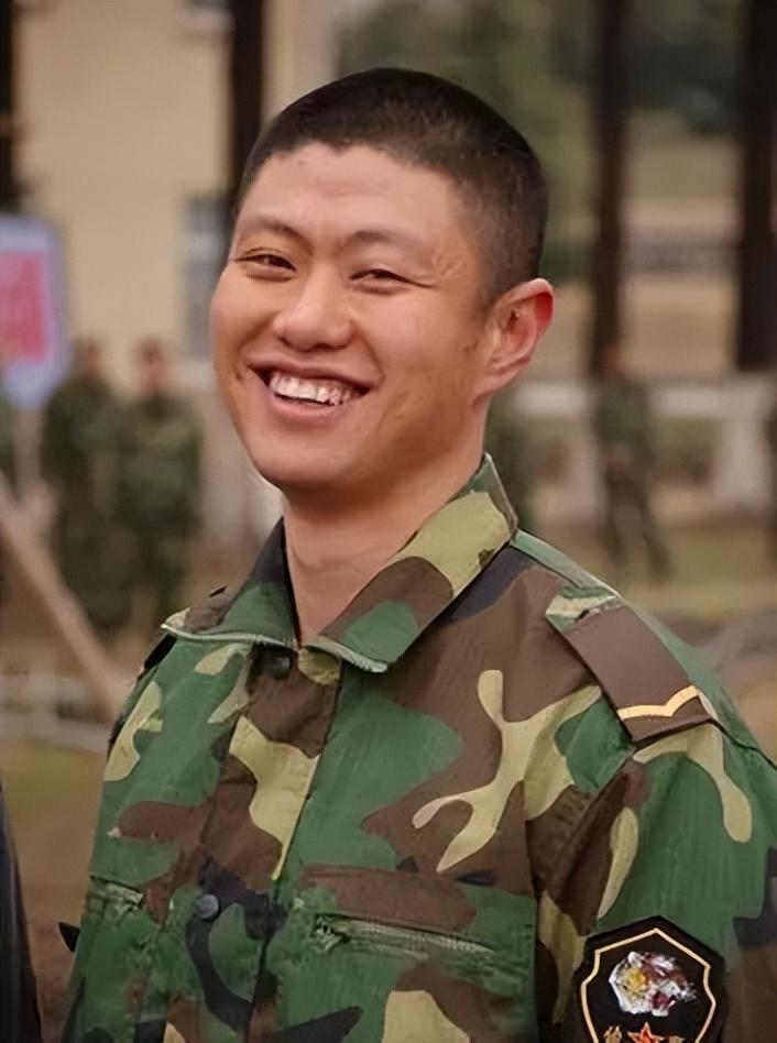 回顾39岁的赵荀从李二牛改成花美男他的骨盆用3颗钉子挂在腰上