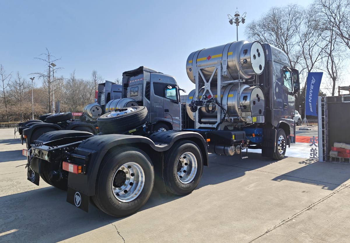 欧曼est星辉版快递牵引车 打造天然气重卡高价值解决方案