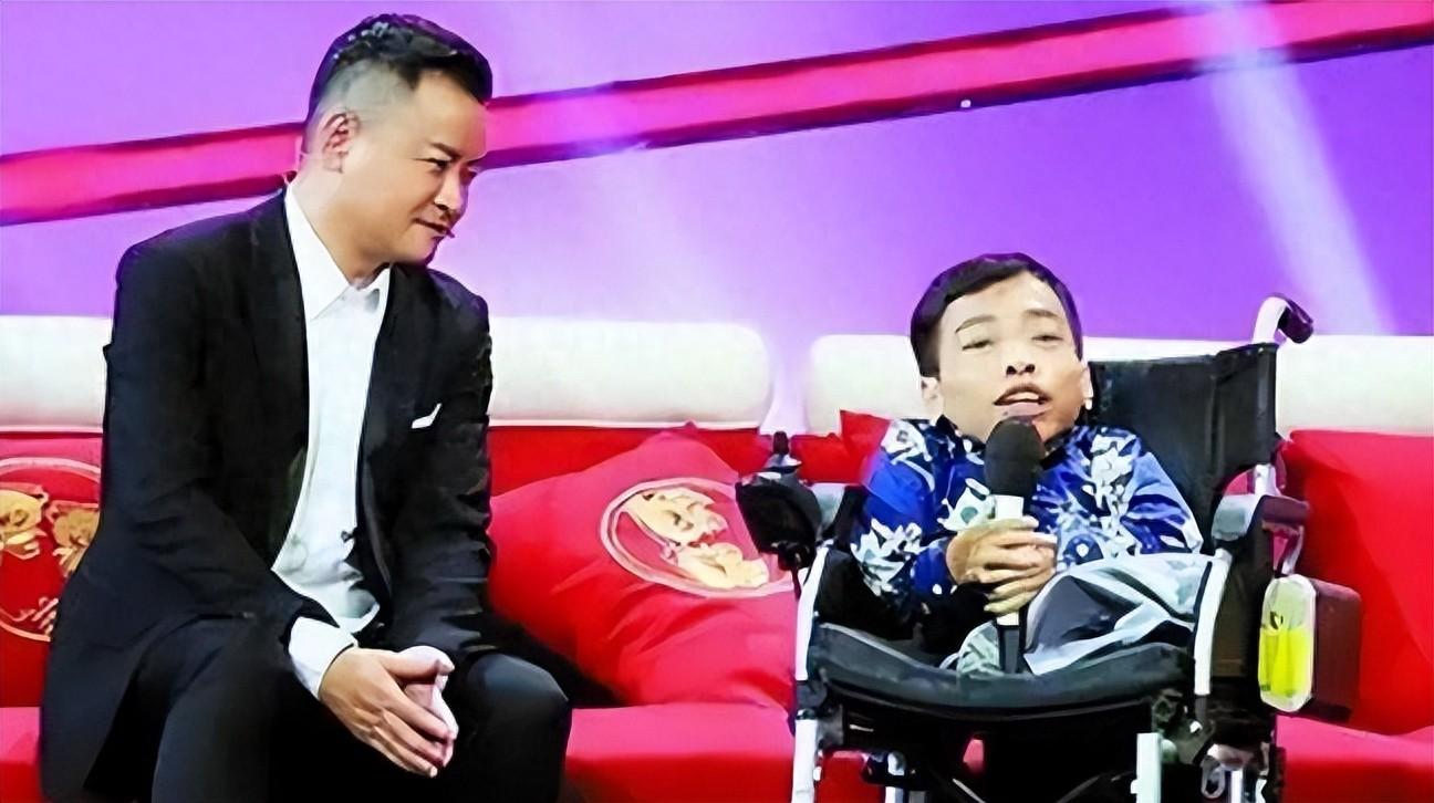 回顾袖珍总裁李创利高80厘米坐婴儿车上亿身家连娶两任美娇娘