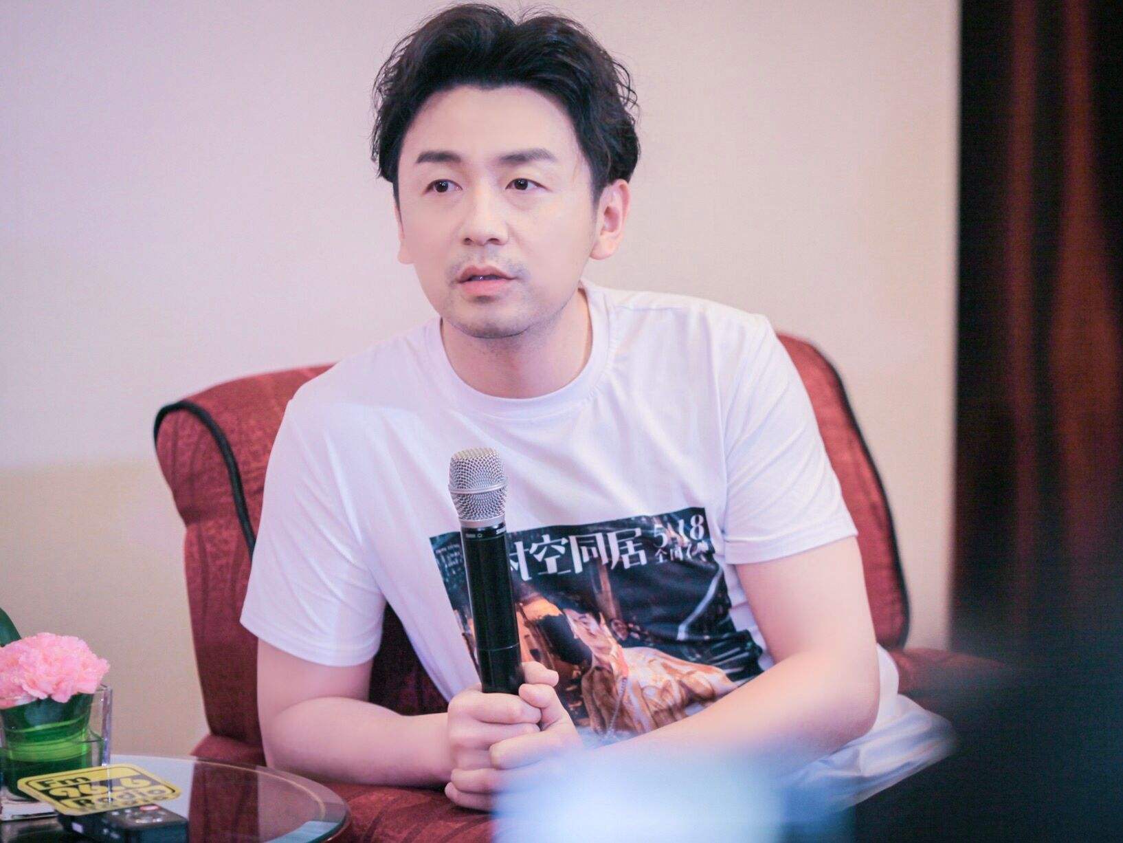 回顾雷佳音因初恋女友15岁辍学与大学同学结婚育有一女太幸福