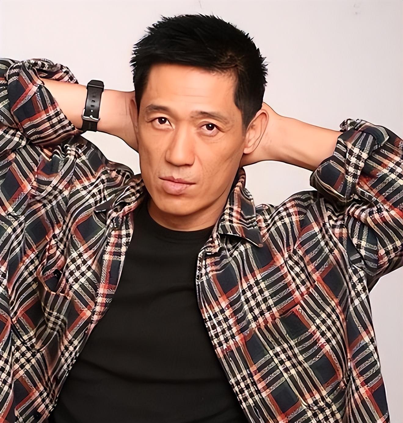 他是《档案》的主持人,优秀的演员,也是经历过失败婚姻的丈夫与父亲.